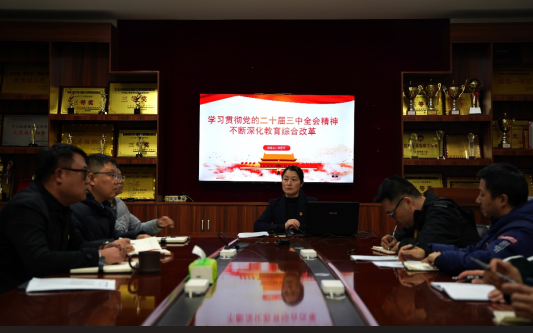 学校党委委员、副校长宋爱苹为建筑工程学院党总支师生党员上专题党课    第 1 张