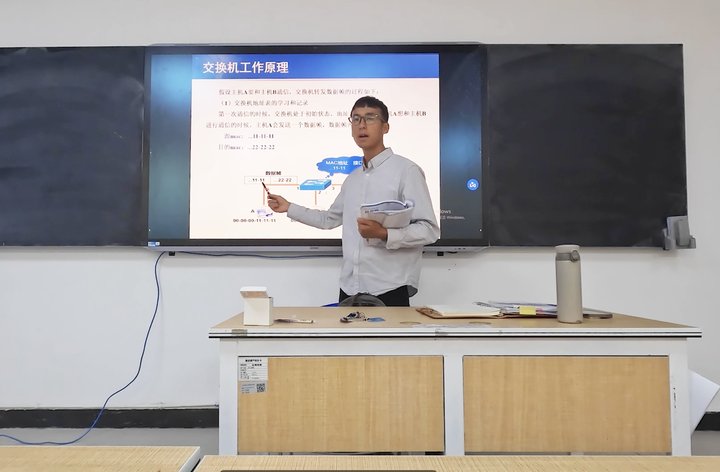 刘杰林老师磨课.jpg 刘杰林老师磨课.jpg