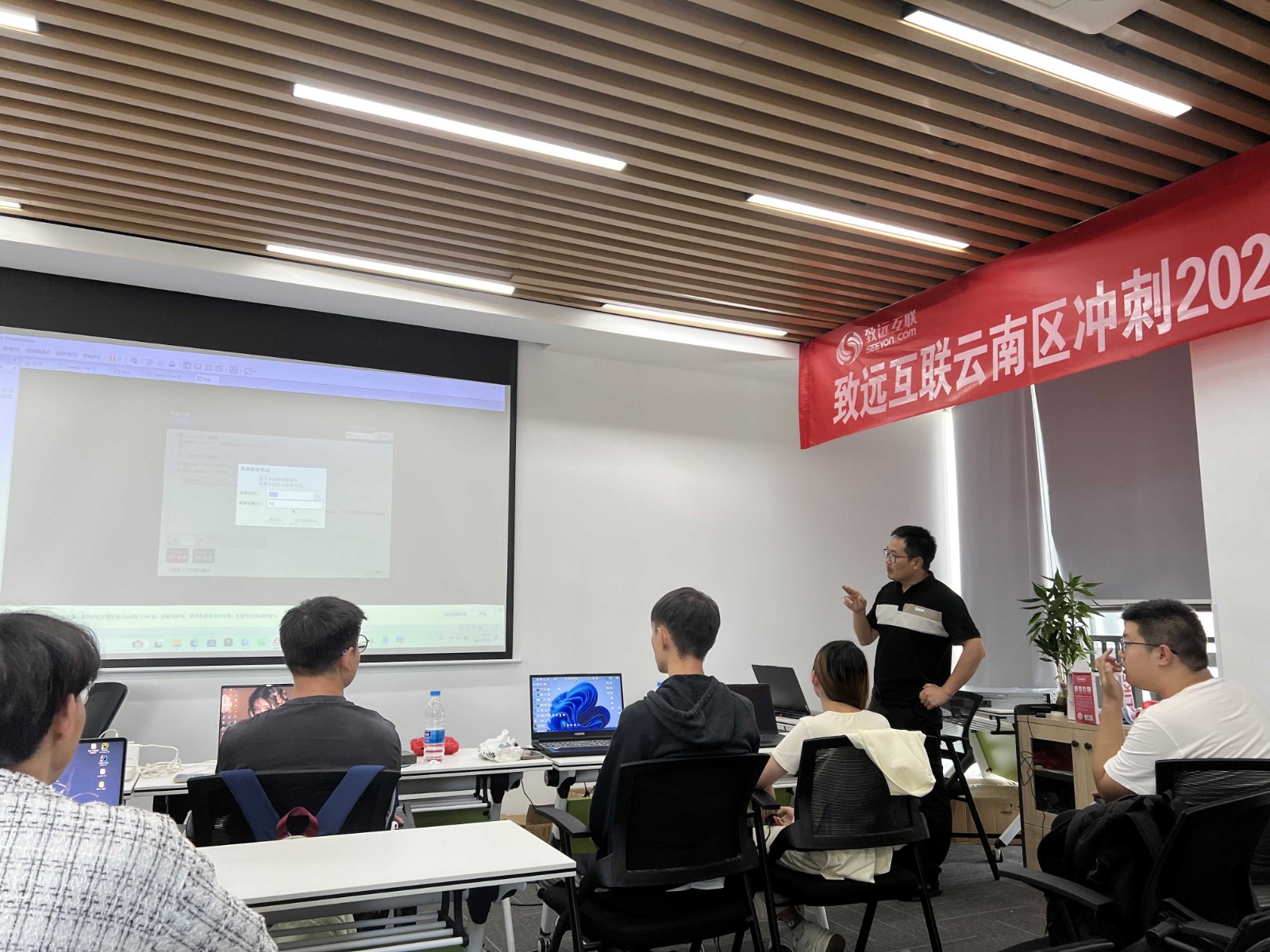 致远互联工程师为学生讲解业务.jpg 致远互联工程师为学生讲解业务.jpg