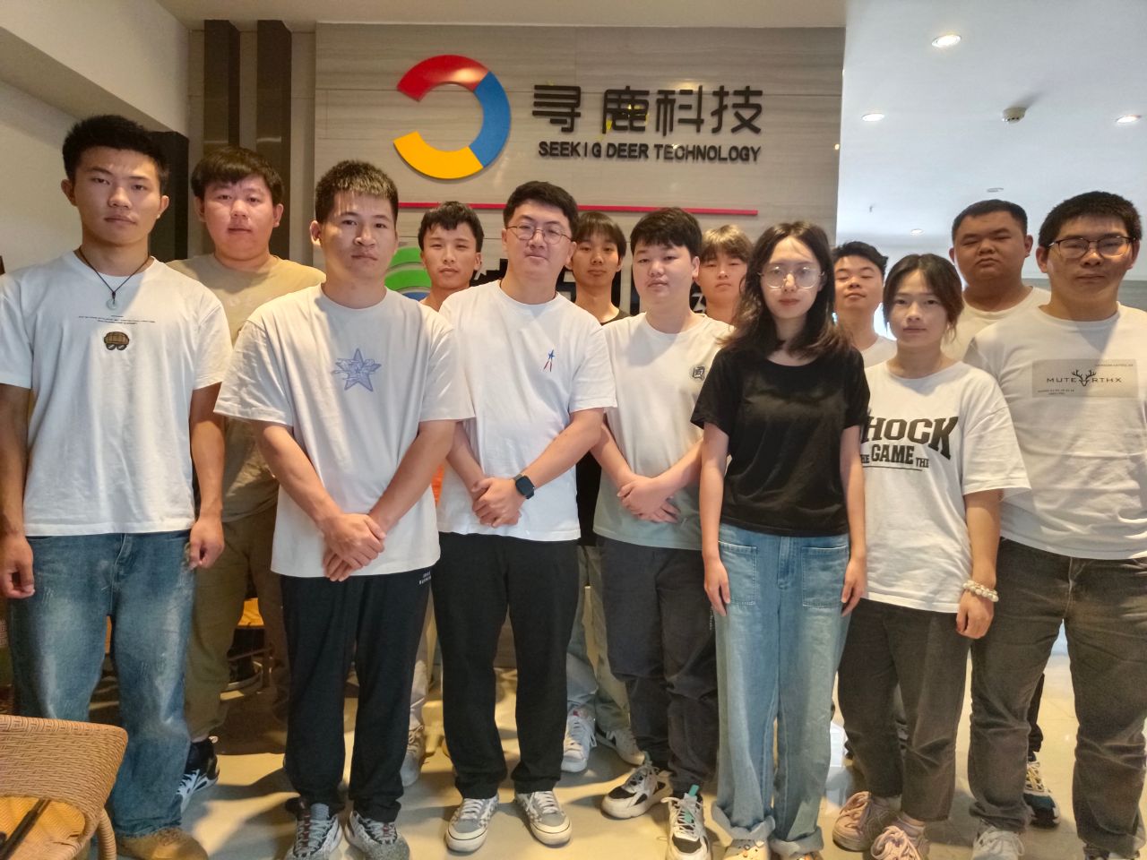 寻鹿团队合影.jpg 寻鹿团队合影.jpg