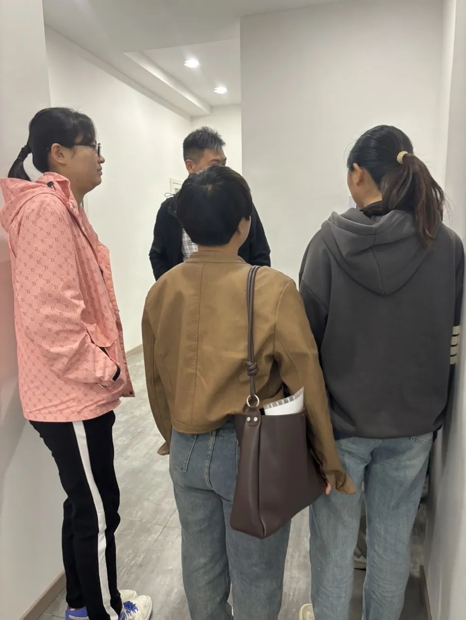 医学院辅导员送5位学生入职成都创莱产后康复有限公司 助力康复专业学子启航新篇章 第 2 张 医学院辅导员送5位学生入职成都创莱产后康复有限公司 助力康复专业学子启航新篇章 第 2 张