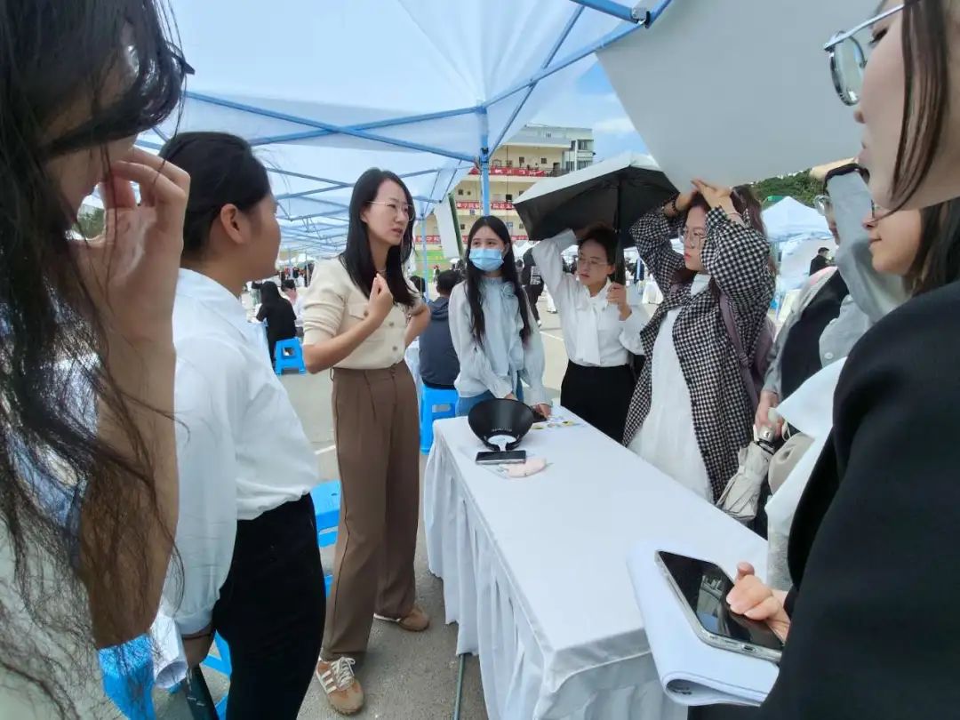 “百日攻坚”冲锋号 跑出就业加速度— 云南经济管理学院医学类专场招聘会圆满举办 第 3 张 “百日攻坚”冲锋号 跑出就业加速度— 云南经济管理学院医学类专场招聘会圆满举办 第 3 张