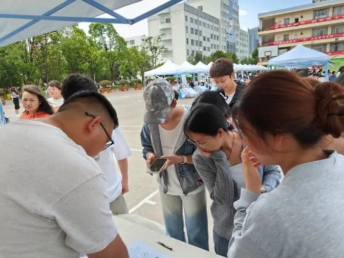 “百日攻坚”冲锋号 跑出就业加速度— 云南经济管理学院医学类专场招聘会圆满举办 第 9 张 “百日攻坚”冲锋号 跑出就业加速度— 云南经济管理学院医学类专场招聘会圆满举办 第 9 张