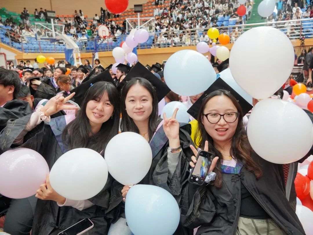 云南经济管理学院2025年毕业典礼隆重举行! 第 20 张 云南经济管理学院2025年毕业典礼隆重举行! 第 20 张