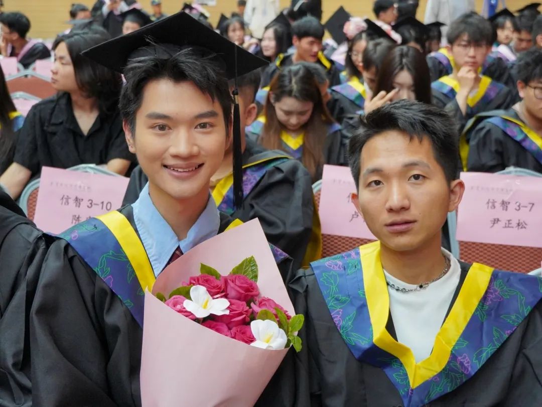 云南经济管理学院2025年毕业典礼隆重举行! 第 29 张 云南经济管理学院2025年毕业典礼隆重举行! 第 29 张