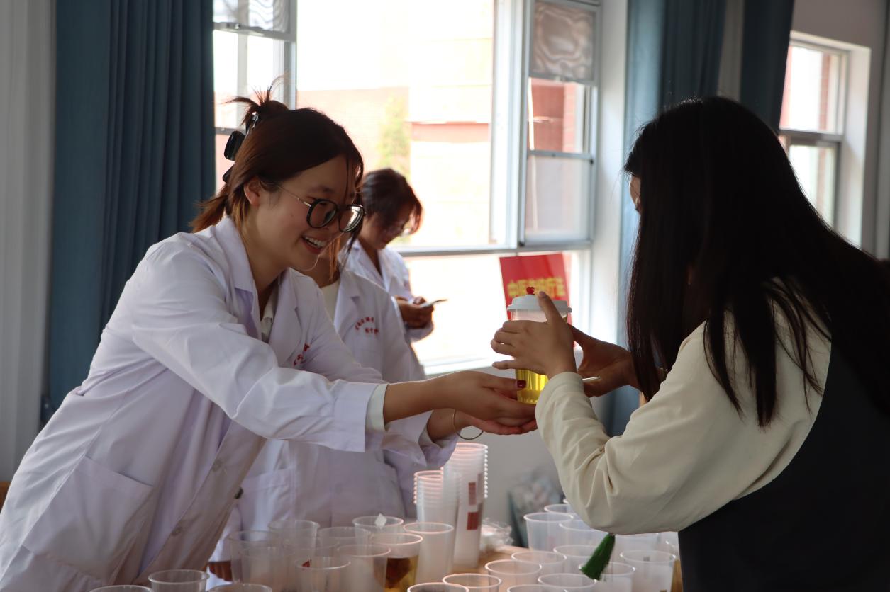 支部行动暖金秋 健康献礼教师节——云南经济管理学院医学院开展教师节党员义诊服务活动 第 6 张 支部行动暖金秋 健康献礼教师节——云南经济管理学院医学院开展教师节党员义诊服务活动 第 6 张