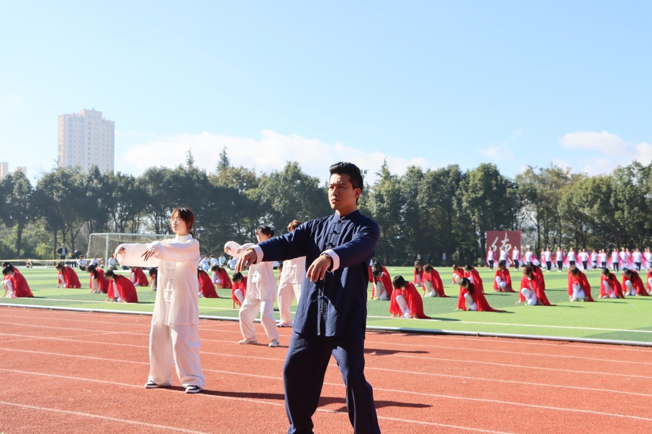 绿茵逐梦，医心启航 ——云南经济管理学院运动会开幕式暨首日赛事精彩速递 第 14 张