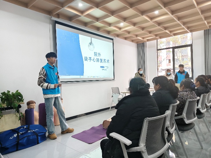 掌握急救技能,筑牢安全防线 ——“救在身边”急救知识入社区活动在宁泊社区顺利开展 第 2 张 掌握急救技能,筑牢安全防线 ——“救在身边”急救知识入社区活动在宁泊社区顺利开展 第 2 张