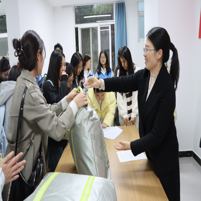 4(1)(1).png 暖冬赠被传温情,火锅共煮聚人心——云南经济管理学院医学院暖冬关爱行动圆满落幕 第 2 张