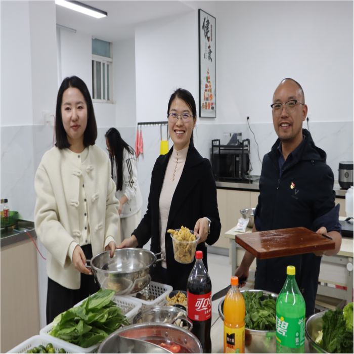 8(1).png 暖冬赠被传温情,火锅共煮聚人心——云南经济管理学院医学院暖冬关爱行动圆满落幕 第 8 张