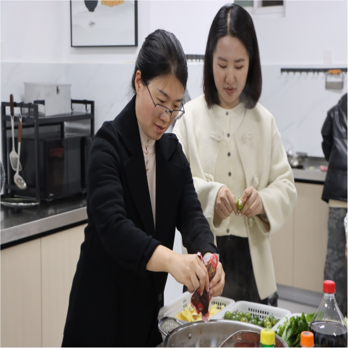 12(1).png 暖冬赠被传温情,火锅共煮聚人心——云南经济管理学院医学院暖冬关爱行动圆满落幕 第 10 张