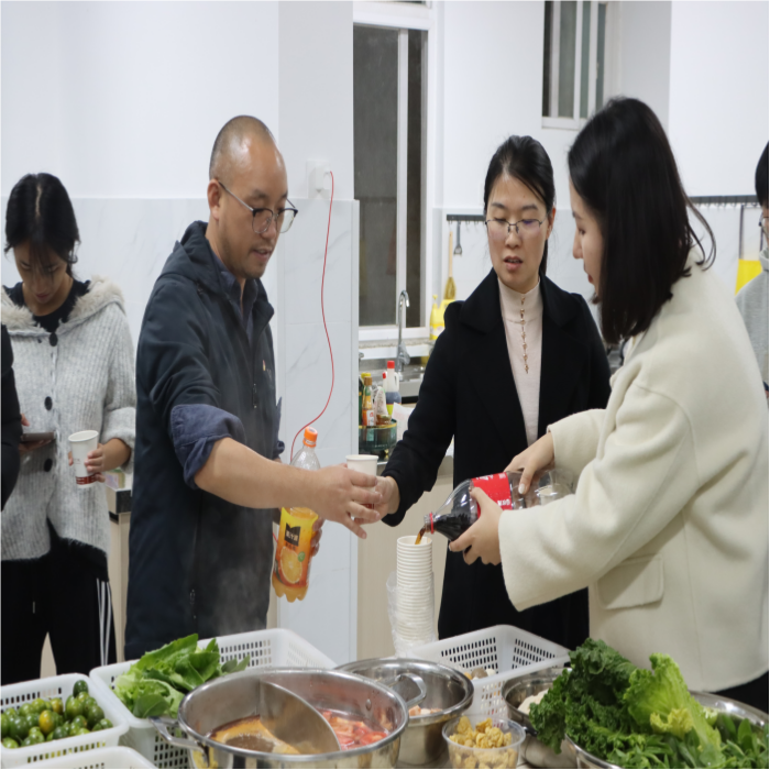 13(1).png 暖冬赠被传温情,火锅共煮聚人心——云南经济管理学院医学院暖冬关爱行动圆满落幕 第 11 张