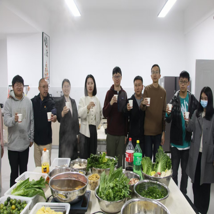 15(1).png 暖冬赠被传温情,火锅共煮聚人心——云南经济管理学院医学院暖冬关爱行动圆满落幕 第 13 张