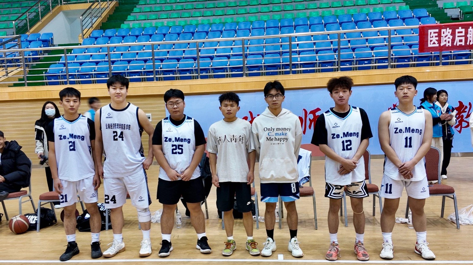 赛场终曲奏响，热血永不散场——医学院迎新杯篮球赛事圆满收官 第 2 张